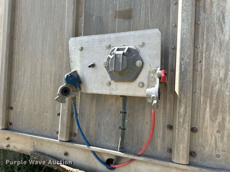 image for item OM9725 2007 Barrett livestock trailer