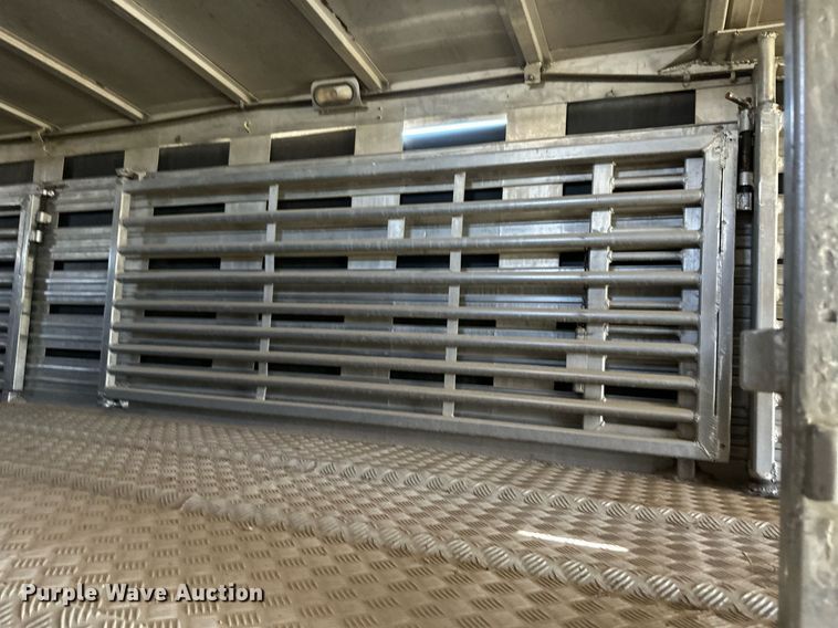 image for item OM9725 2007 Barrett livestock trailer