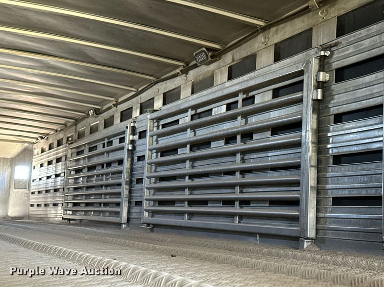 image for item OM9725 2007 Barrett livestock trailer