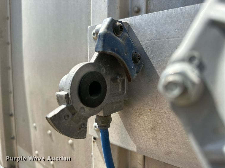 image for item OM9727 2009 Barrett livestock trailer