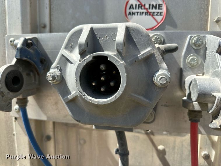 image for item OM9727 2009 Barrett livestock trailer