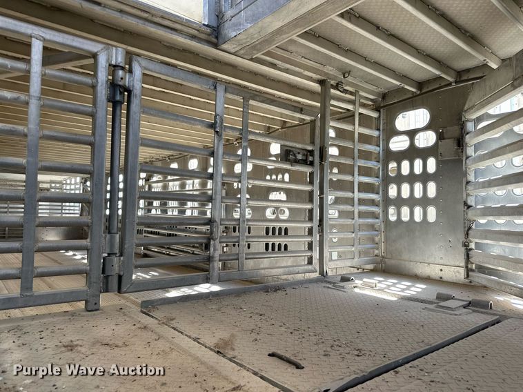 image for item OM9727 2009 Barrett livestock trailer