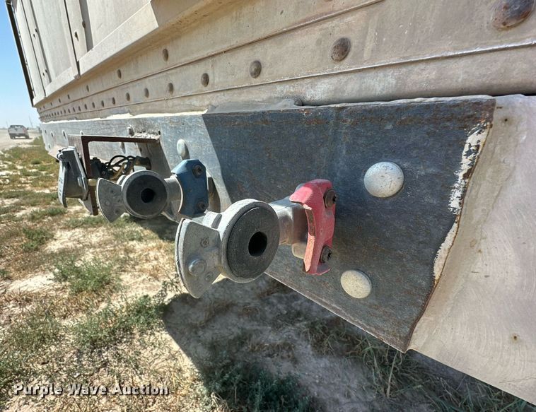 image for item OM9729 2000 Wilson livestock trailer