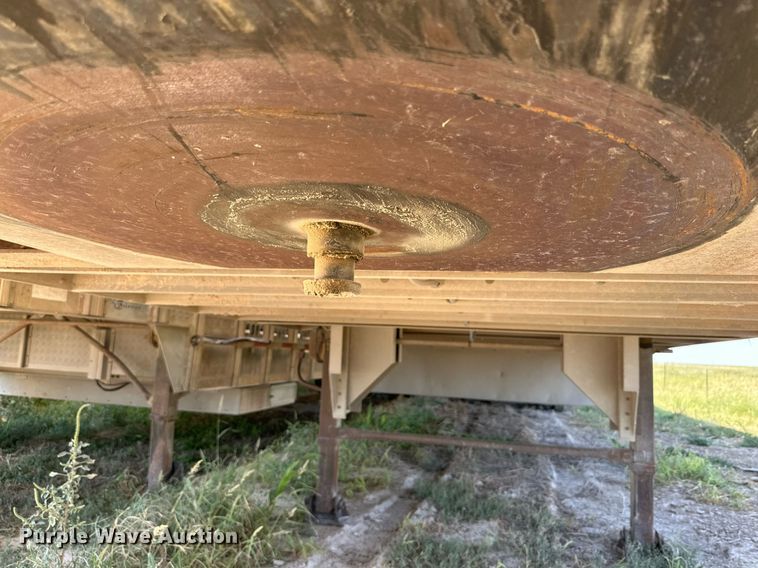 image for item OM9729 2000 Wilson livestock trailer