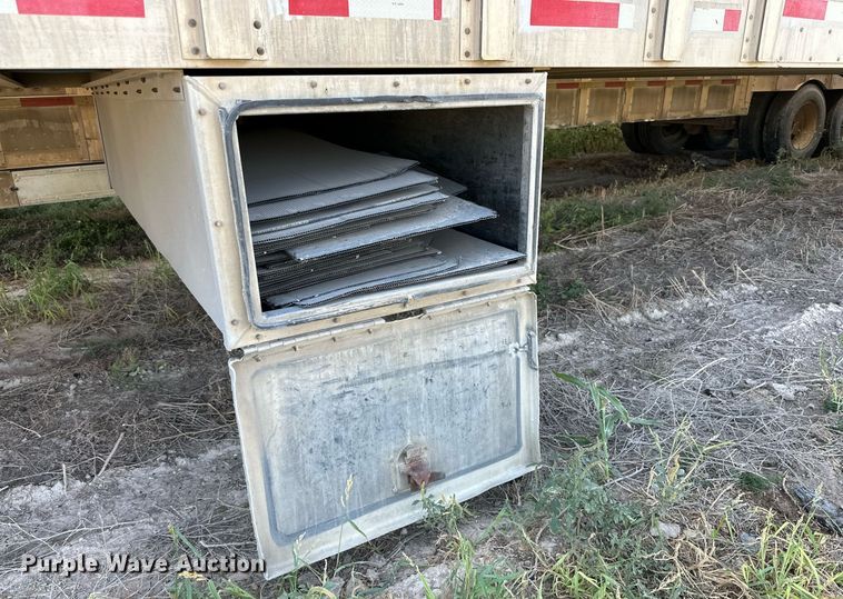 image for item OM9729 2000 Wilson livestock trailer