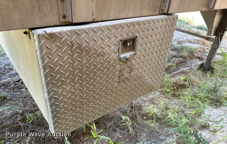 image for item OM9729 2000 Wilson livestock trailer