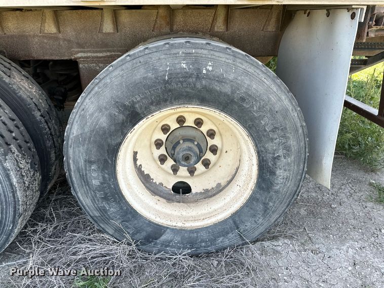 image for item OM9729 2000 Wilson livestock trailer