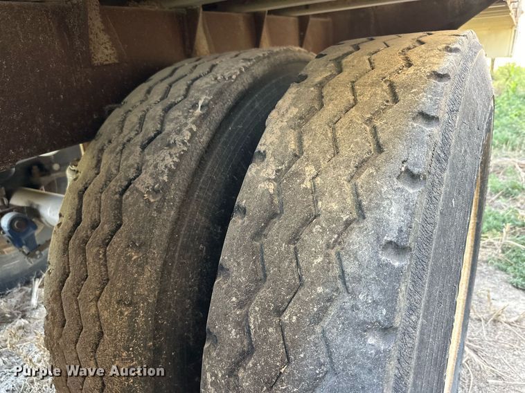 image for item OM9729 2000 Wilson livestock trailer