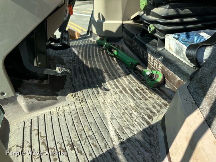 image for item DL0432 2004 John Deere 6415 tractor