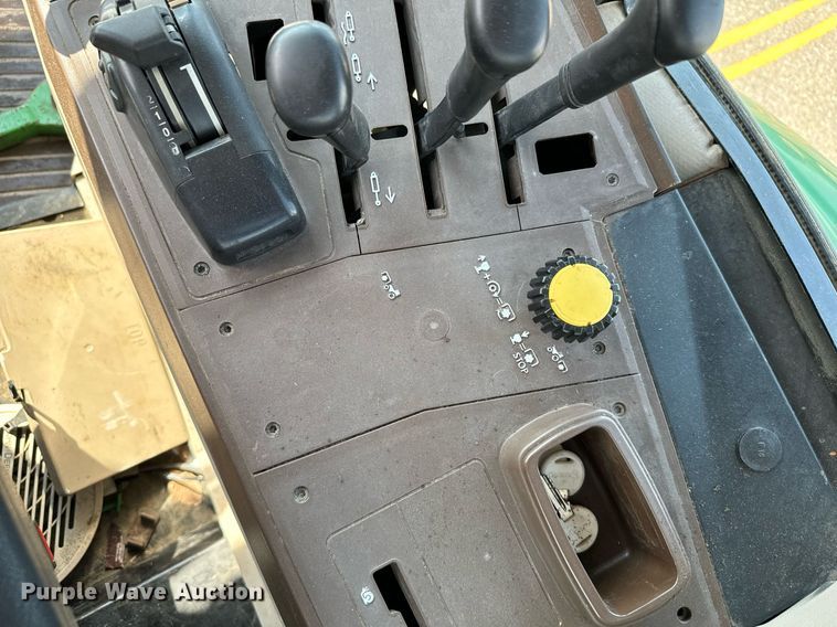 image for item DL0432 2004 John Deere 6415 tractor