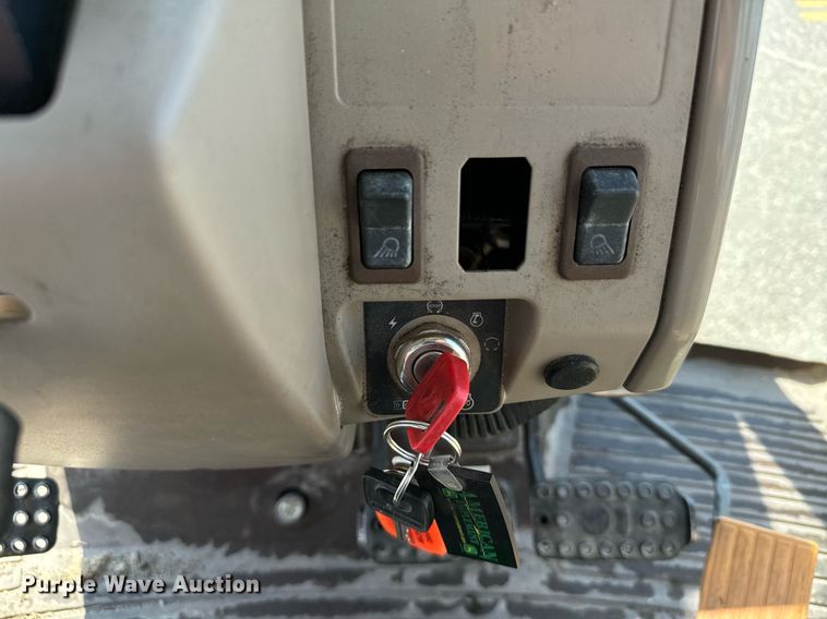 image for item DL0432 2004 John Deere 6415 tractor