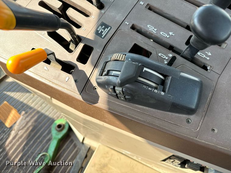 image for item DL0432 2004 John Deere 6415 tractor