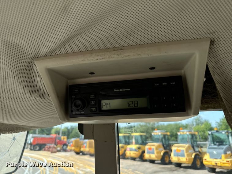 image for item DL0432 2004 John Deere 6415 tractor