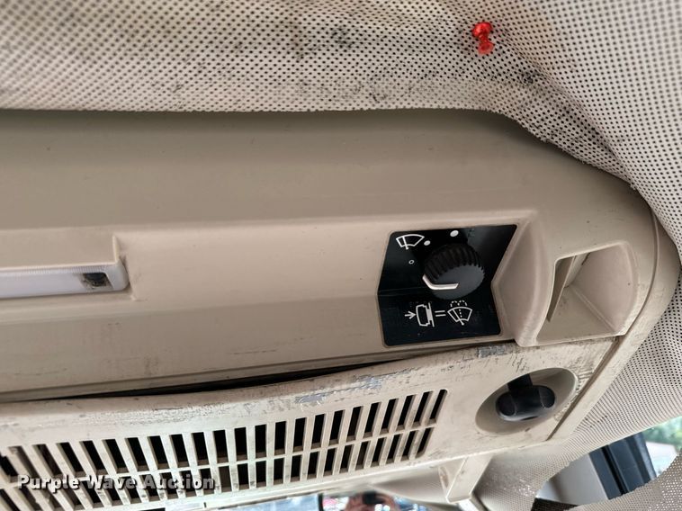 image for item DL0432 2004 John Deere 6415 tractor