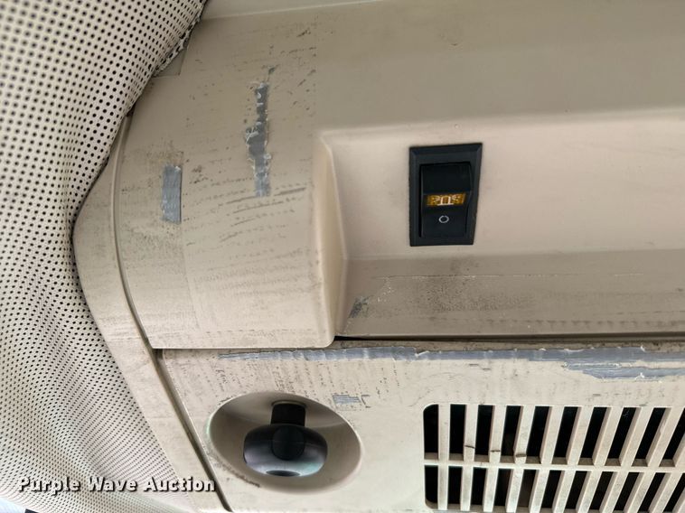 image for item DL0432 2004 John Deere 6415 tractor