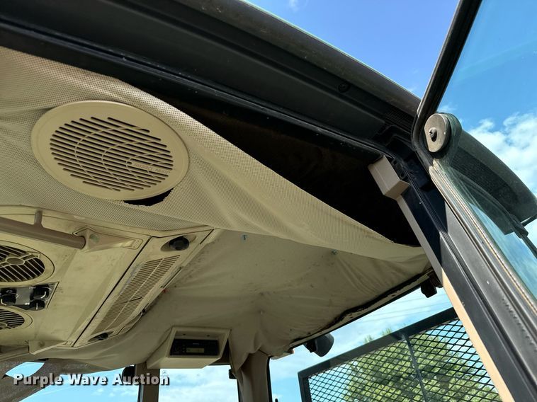 image for item DL0432 2004 John Deere 6415 tractor