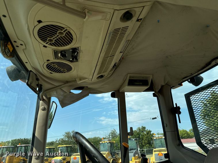 image for item DL0432 2004 John Deere 6415 tractor