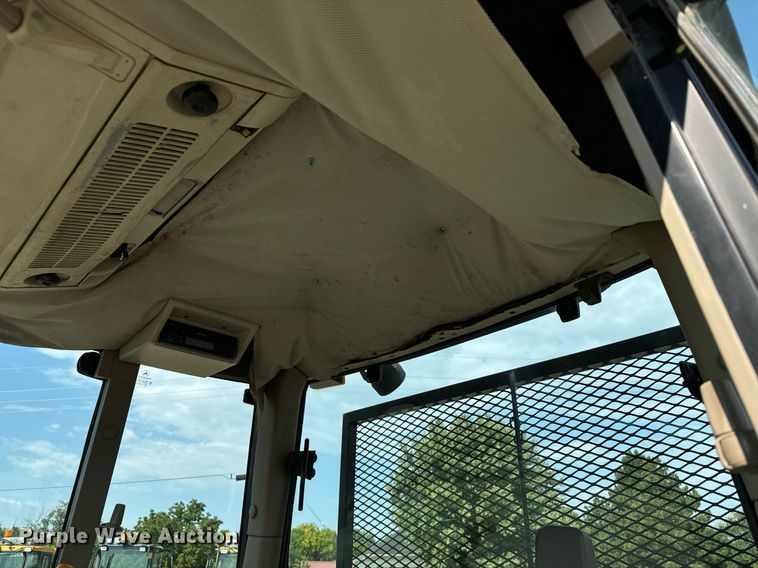 image for item DL0432 2004 John Deere 6415 tractor