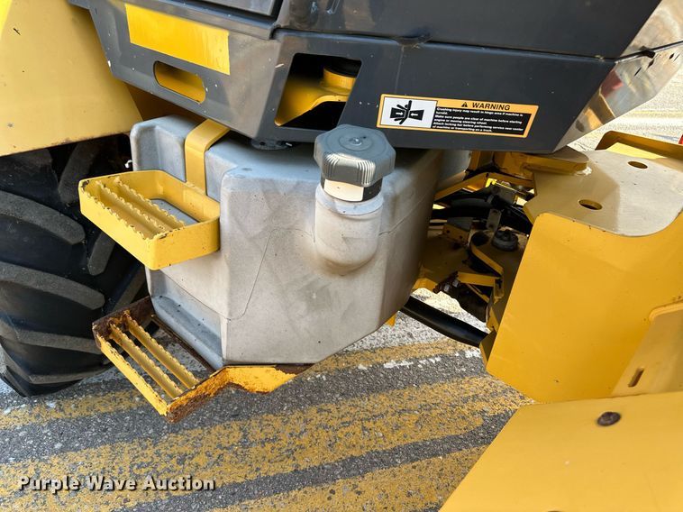 image for item DL0437 2003 John Deere 304H wheel loader