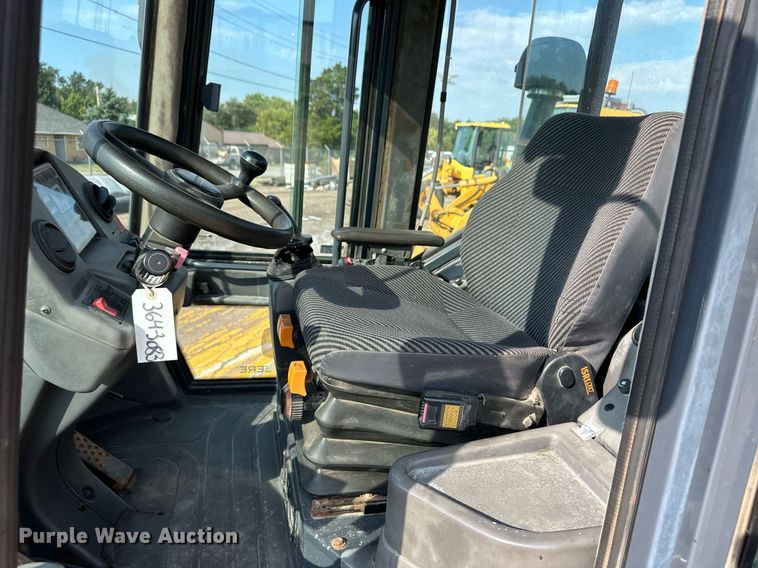 image for item DL0437 2003 John Deere 304H wheel loader