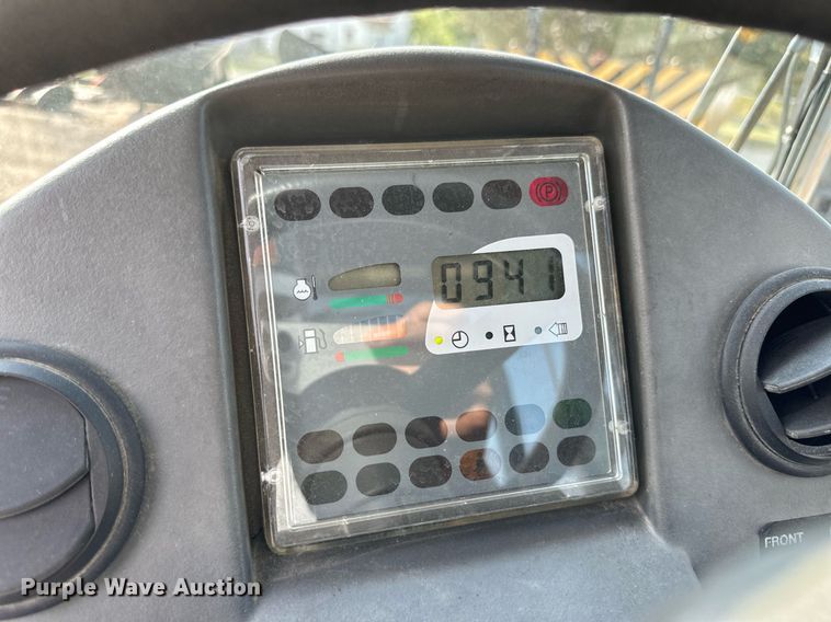 image for item DL0437 2003 John Deere 304H wheel loader