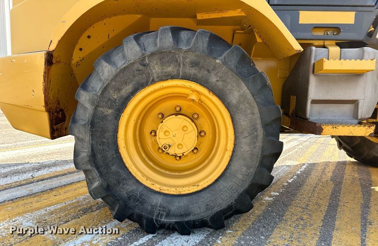 image for item DL0437 2003 John Deere 304H wheel loader