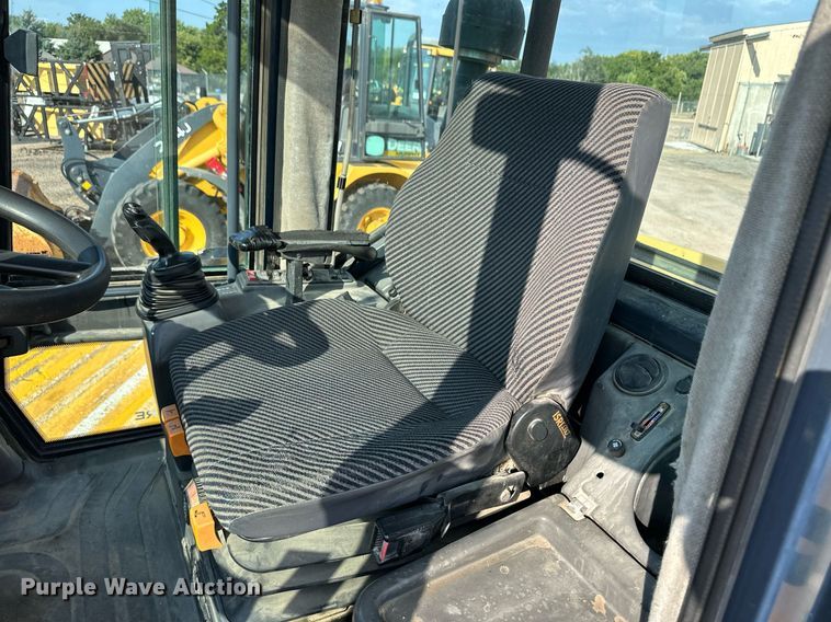 image for item DL0438 2003 John Deere 304H wheel loader