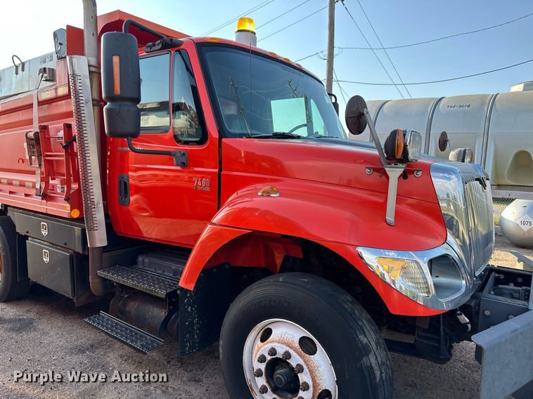 image for item DL0440 2005 International 7400 dump truck