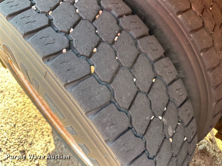 image for item DL0440 2005 International 7400 dump truck