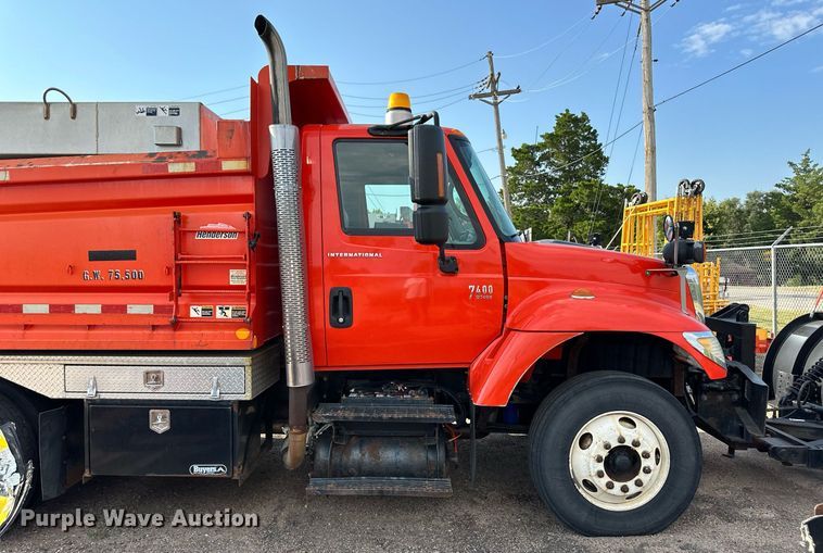 image for item DL0442 2005 International 7400 dump truck