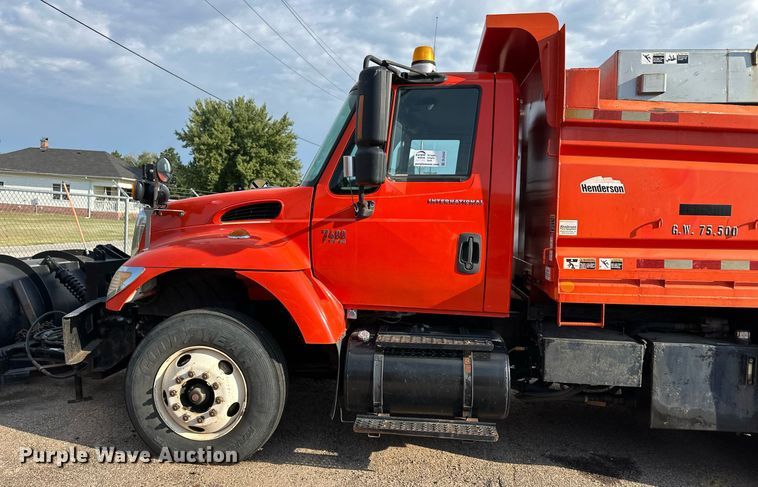 image for item DL0442 2005 International 7400 dump truck