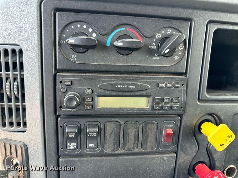 image for item DL0442 2005 International 7400 dump truck