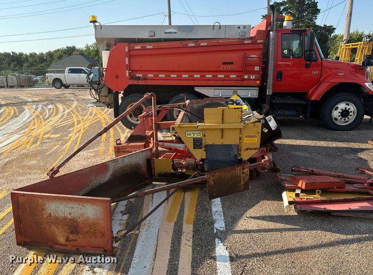 image for item DL0443 2005 HTC 2000 shouldering machine