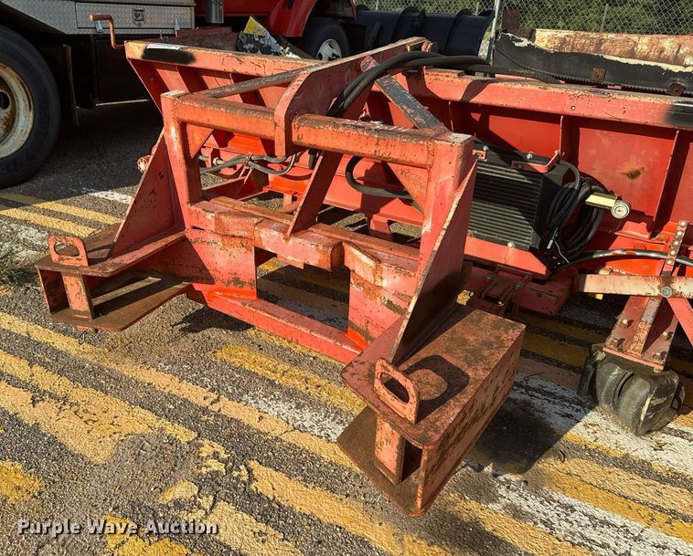 image for item DL0443 2005 HTC 2000 shouldering machine