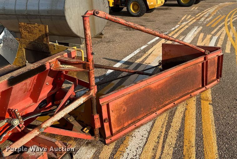 image for item DL0443 2005 HTC 2000 shouldering machine