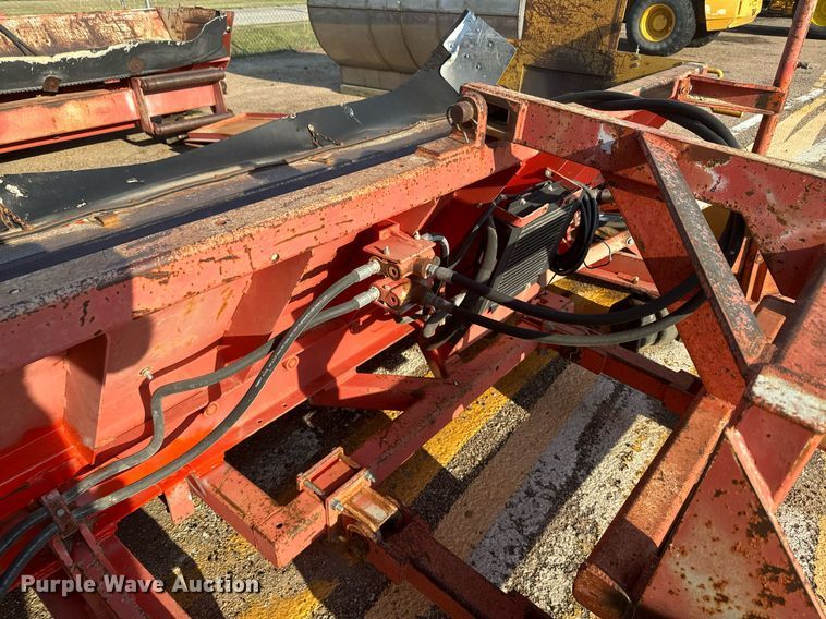 image for item DL0443 2005 HTC 2000 shouldering machine