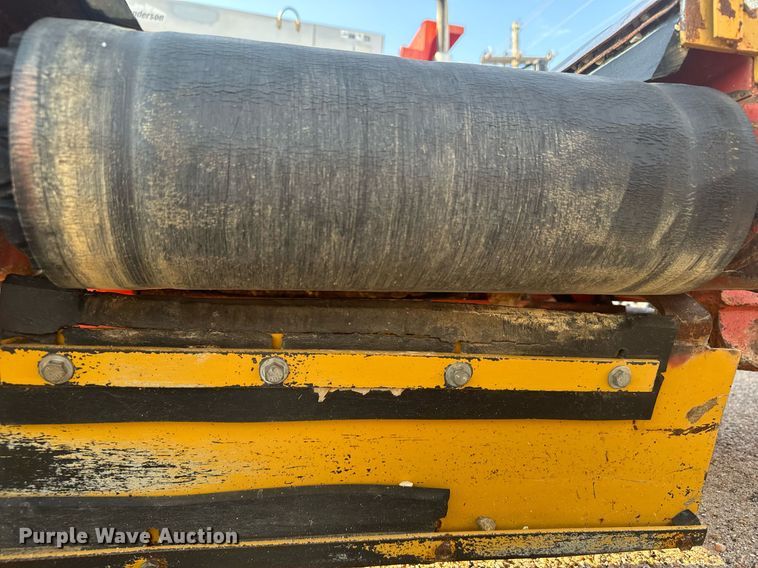 image for item DL0443 2005 HTC 2000 shouldering machine