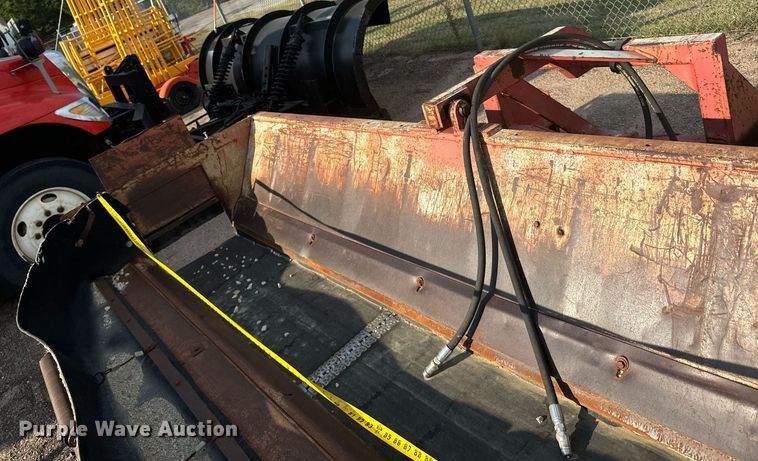 image for item DL0444 2005 HTC 2000 shouldering machine