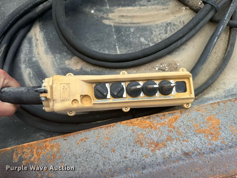 image for item DL0445 2006 HTC 2000 shouldering machine