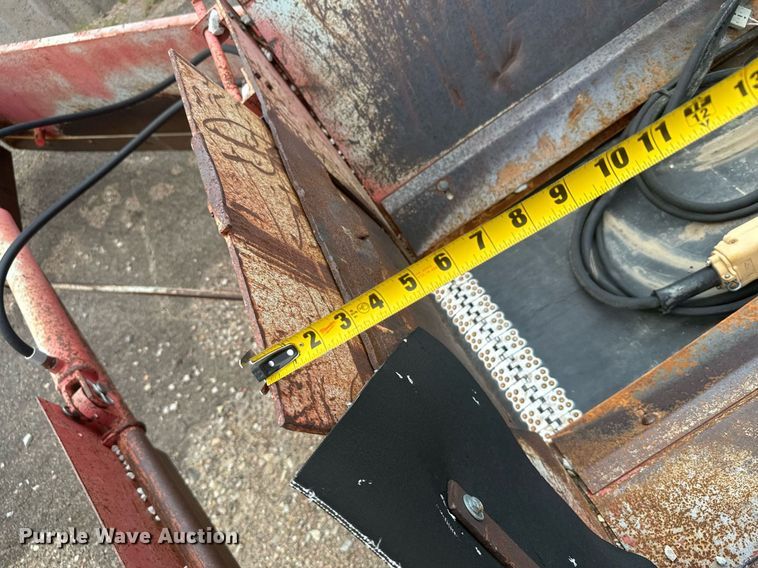 image for item DL0445 2006 HTC 2000 shouldering machine