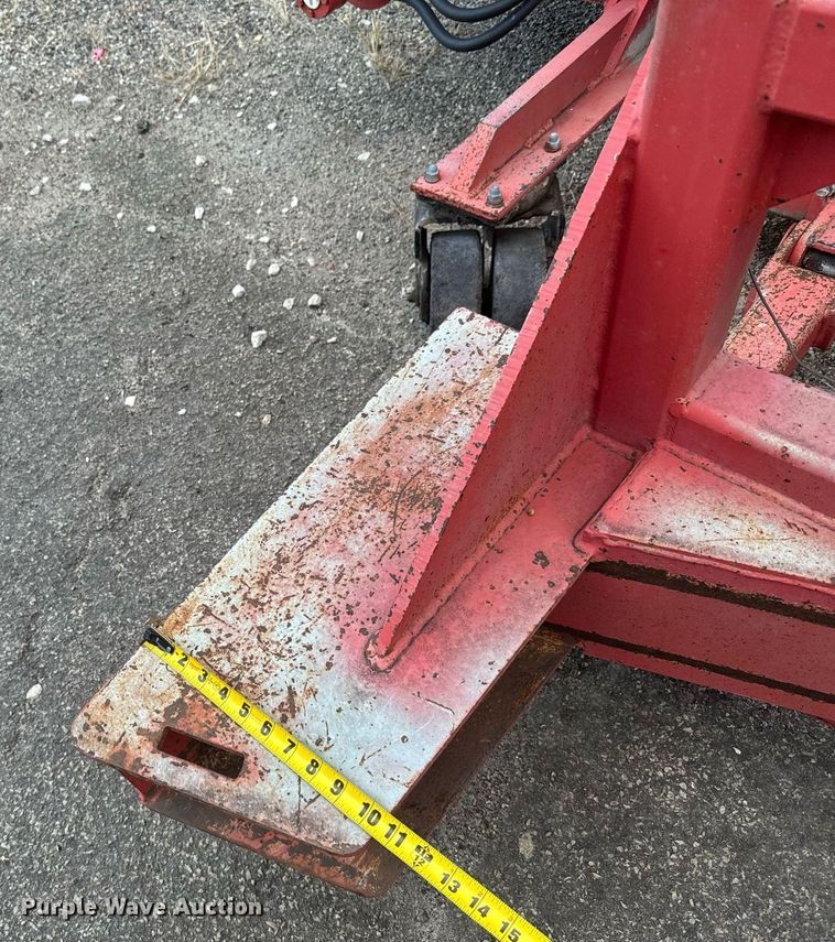 image for item DL0445 2006 HTC 2000 shouldering machine