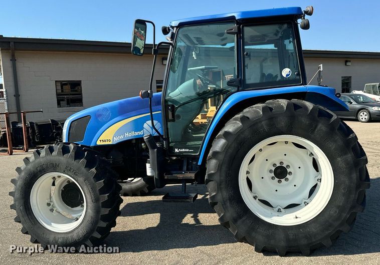 image for item DO1671 2011 New Holland T-5070 MFWD tractor