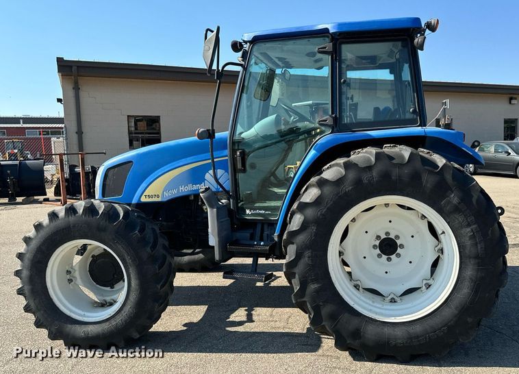 image for item DO1673 2011 New Holland T-5070 MFWD tractor