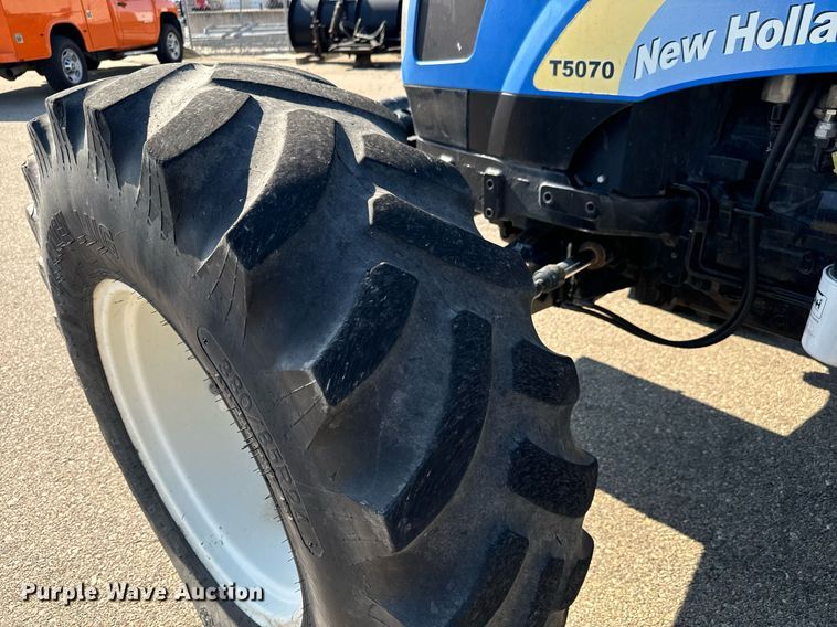 image for item DO1673 2011 New Holland T-5070 MFWD tractor