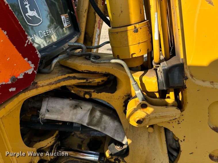 image for item DO1679 2004 John Deere 310G backhoe