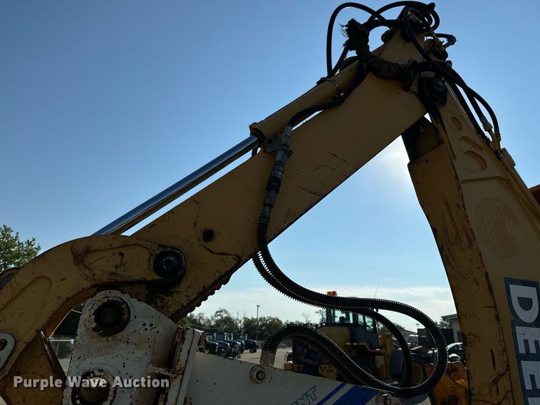 image for item DO1679 2004 John Deere 310G backhoe
