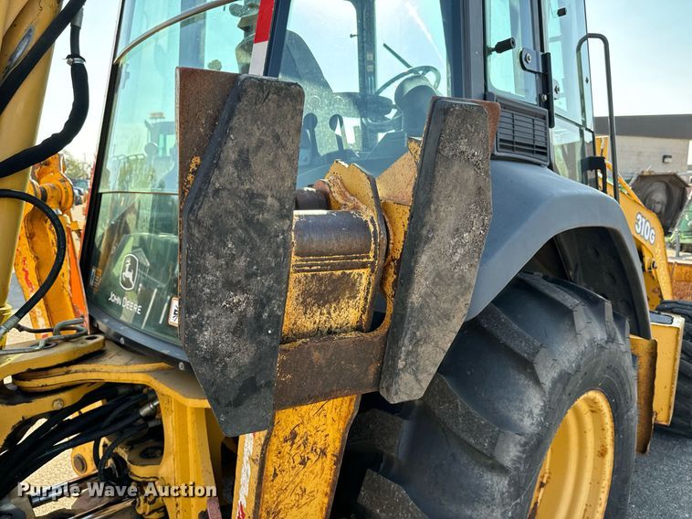 image for item DO1679 2004 John Deere 310G backhoe