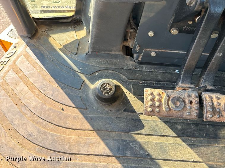 image for item DO1679 2004 John Deere 310G backhoe