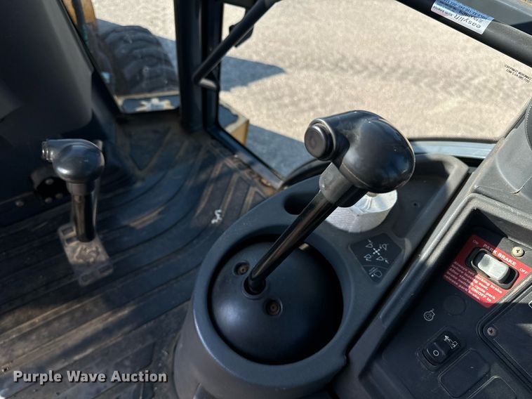 image for item DO1679 2004 John Deere 310G backhoe