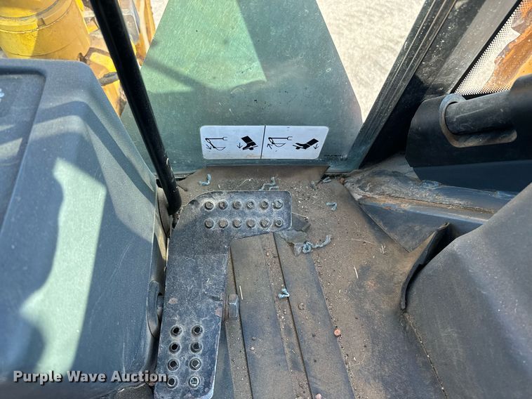 image for item DO1679 2004 John Deere 310G backhoe